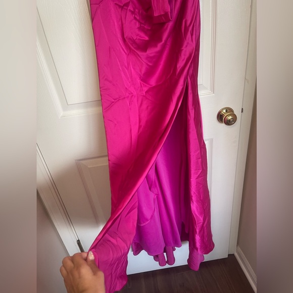 MAC DUGGAL CUT OUT ONE SHOULDER SATIN GOWN - Picture 5 of 8